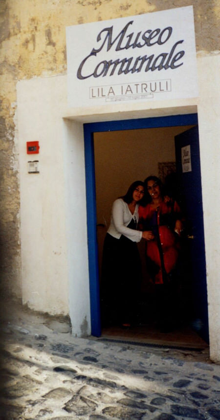 L' artista con sua figlia Mirtò al Museo Comunale di Ponza nel 2001